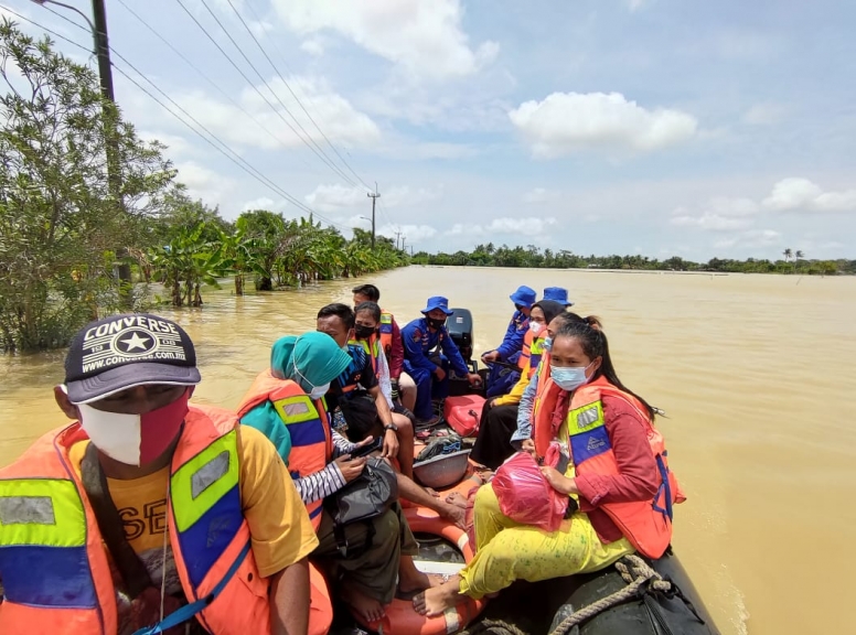 Lagi, Ditpolairud PMJ Evakuasi Puluhan Warga Terdampak Banjir